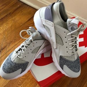 Nike Huarache Sneakers ~~Size 7Y. Brand New